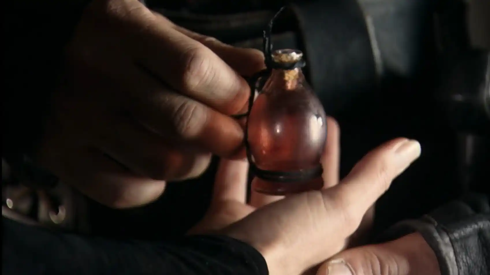 Guy gives Isabella a vial of poison