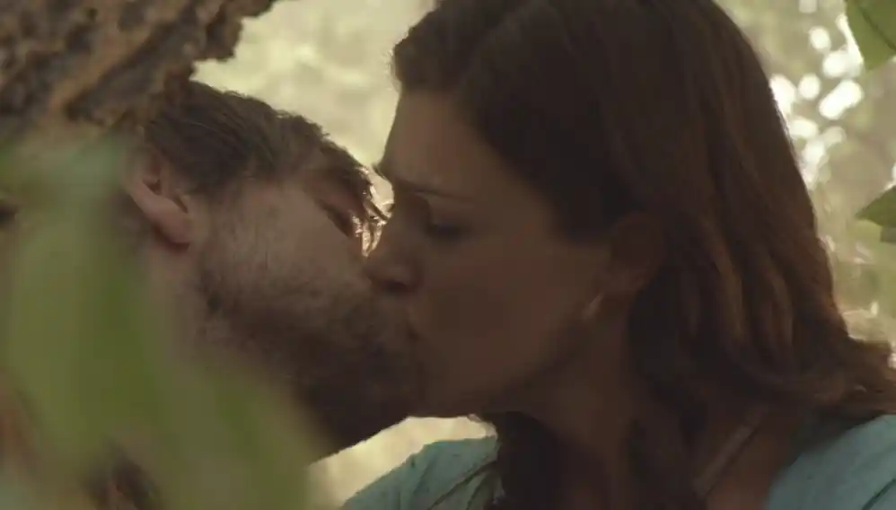 Robin and Marian kiss